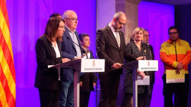 Los consejeros catalanes de Presidencia (1i); Enseñanza (2i), Interior (centro) y Salud (3d), durante una rueda de prensa. Compra de mascarillas en Cataluña / EFE