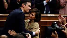 El presidente Pedro Sánchez y la vicepresidenta Carmen Calvo, dándose un abrazo tras la investidura del primer en el Congreso / EFE