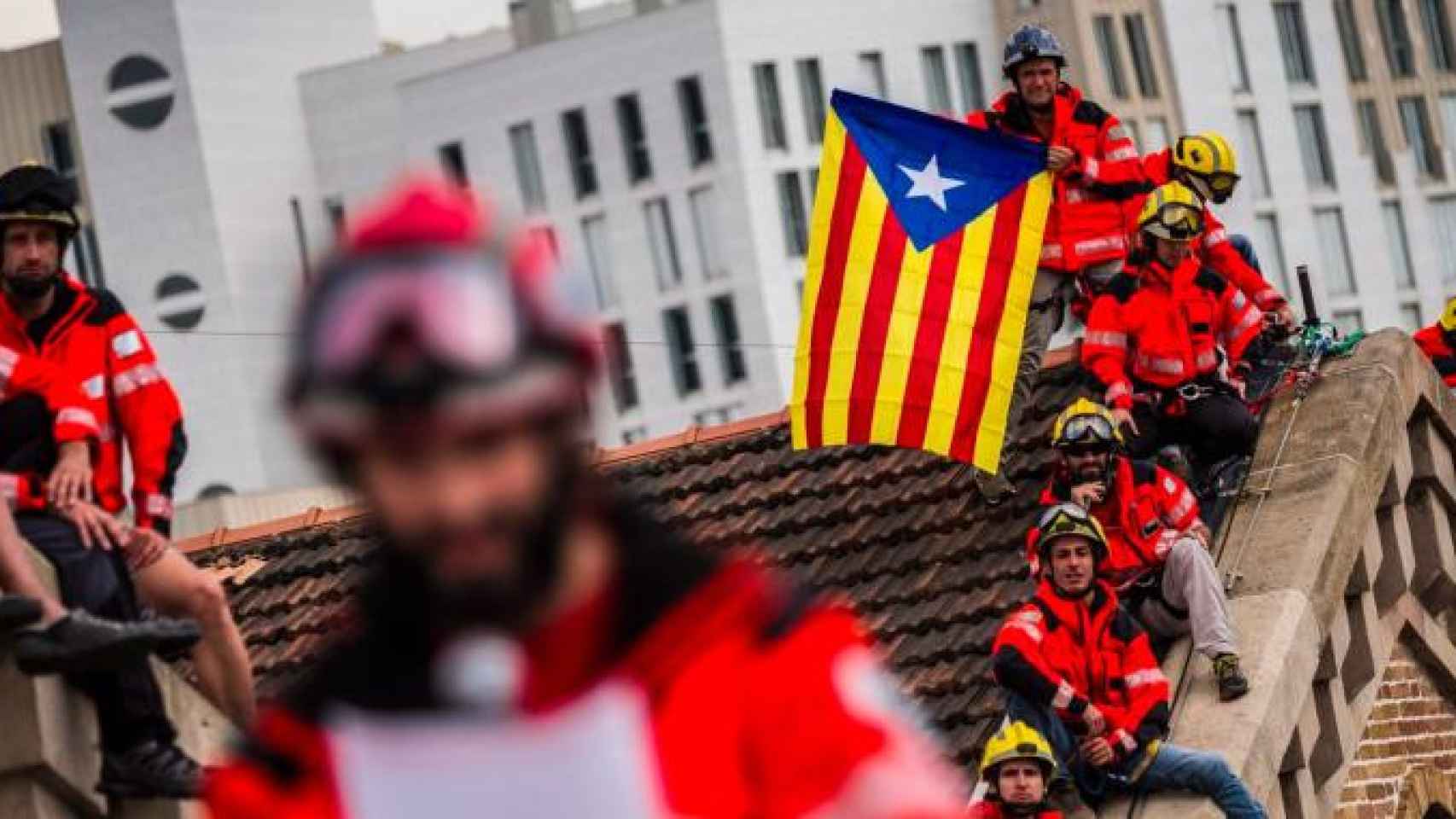 Bomberos de la Generalitat, durante una protesta independentista con 'esteladas' / CG