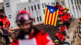 Bomberos de la Generalitat, durante una protesta independentista con 'esteladas' / CG