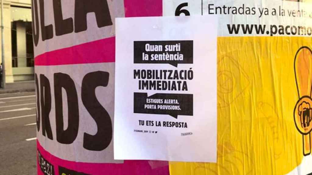 Carteles de 'Tsunami Democràtic' en un panel / @tsunami_dem