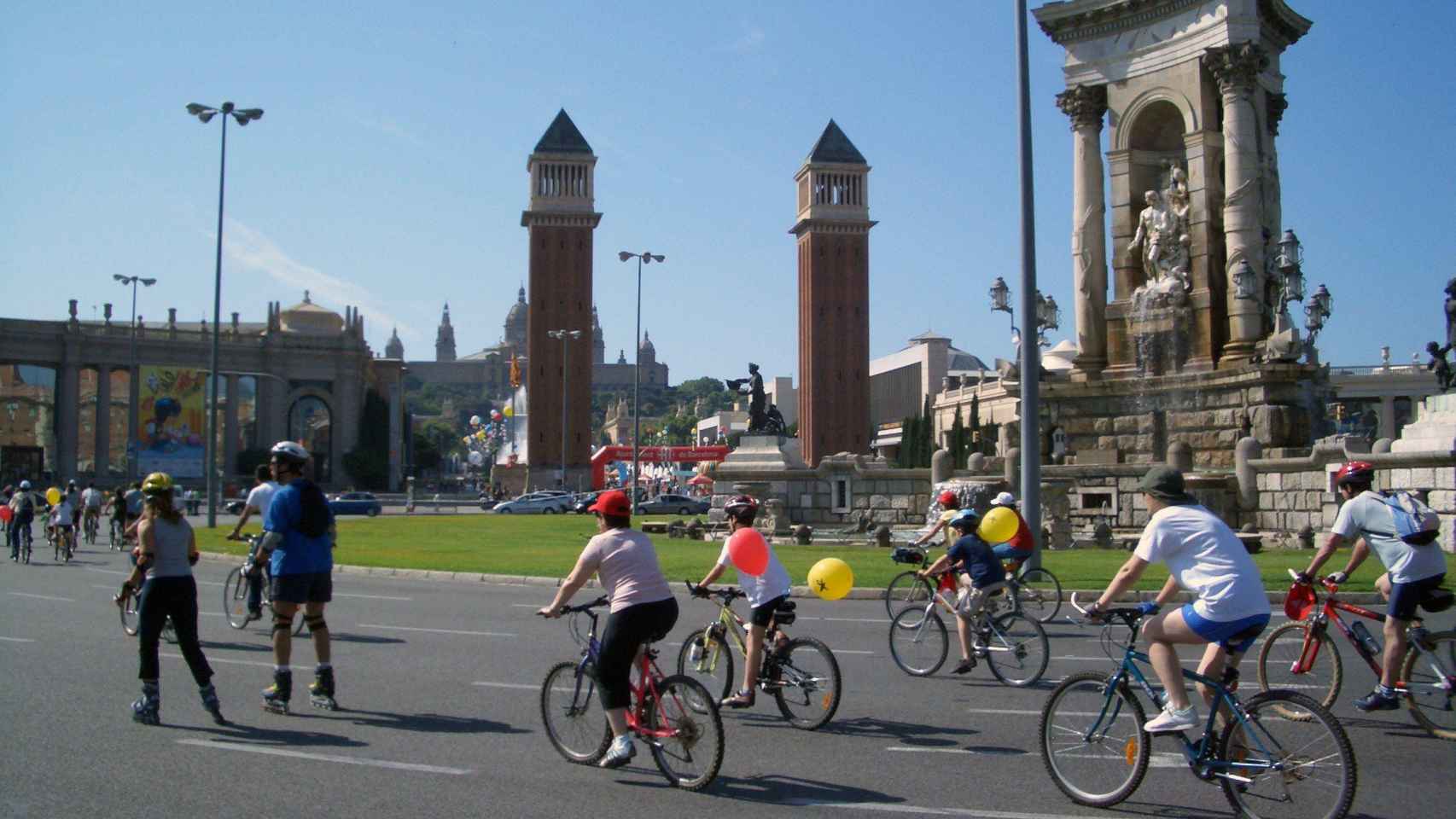 Bicicletas y patines por Barcelona, frente a la circulación de coches contaminantes que quiere frenar Colau / CG