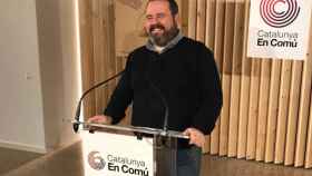 El diputado de En Comú Podem, Joan Mena, reivindica en rueda de prensa el valor de su partido frente a posibles pactos entre PSOE y Cs / EUROPA PRESS