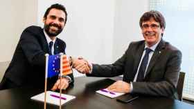 Carles Puigdemont (i) en Bruselas con el presidente del Parlament, Roger Torrent (ERC) / EFE