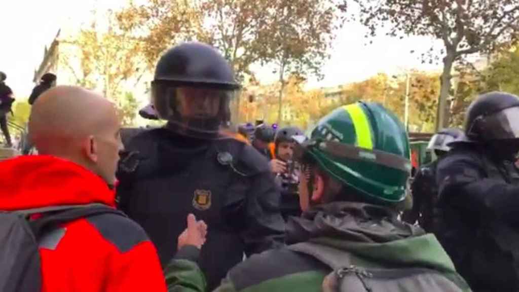 Imagen del Mosso hablando con un guardia forestal el 21D