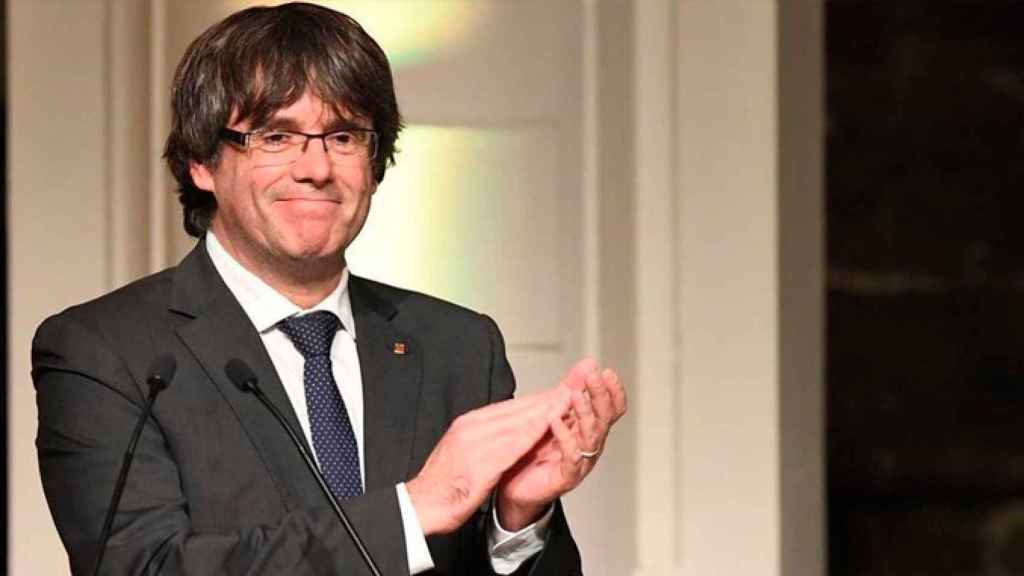 Carles Puigdemont, expresidente de la Generalitat prófugo de la justicia en Waterloo (Bélgica), en un acto público / EFE