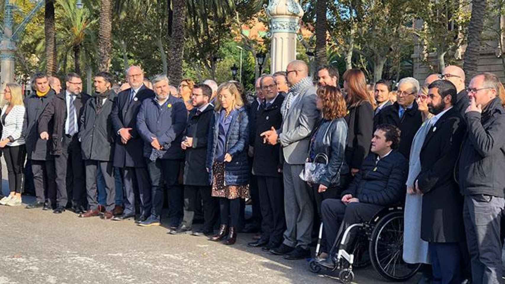 El presidente Quim Torra y el consejero de Interior Miquel Buch, rodeado de diputados y del resto de miembros del Govern, ante la sede del Tribunal Superior de Justicia de Cataluña / CG