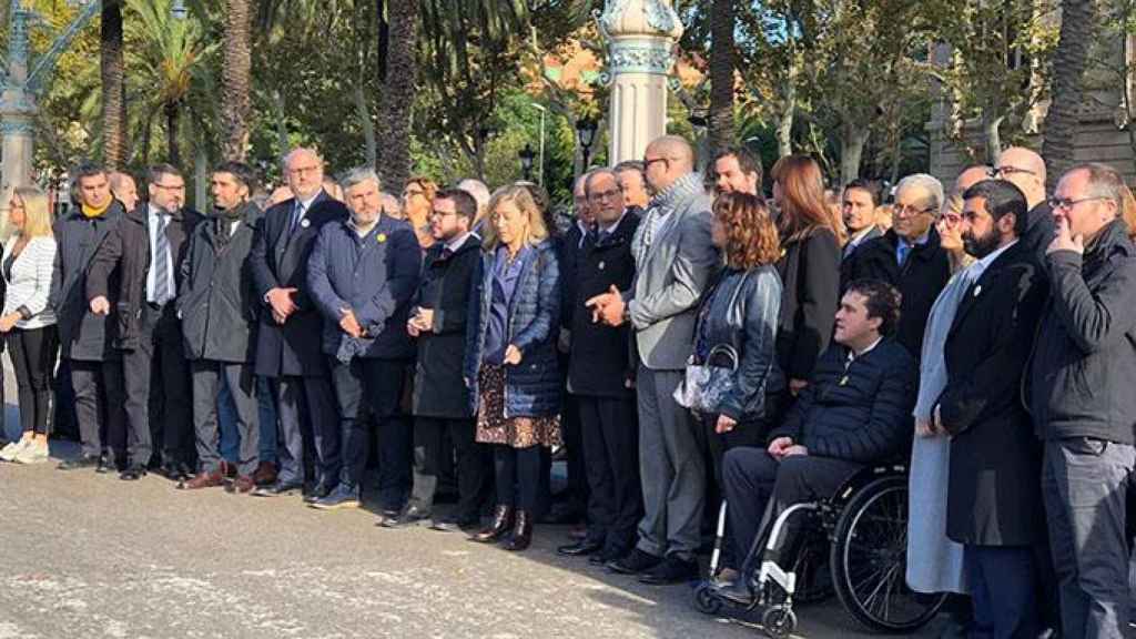 El presidente Quim Torra y el consejero de Interior Miquel Buch, rodeado de diputados y del resto de miembros del Govern, ante la sede del Tribunal Superior de Justicia de Cataluña / CG