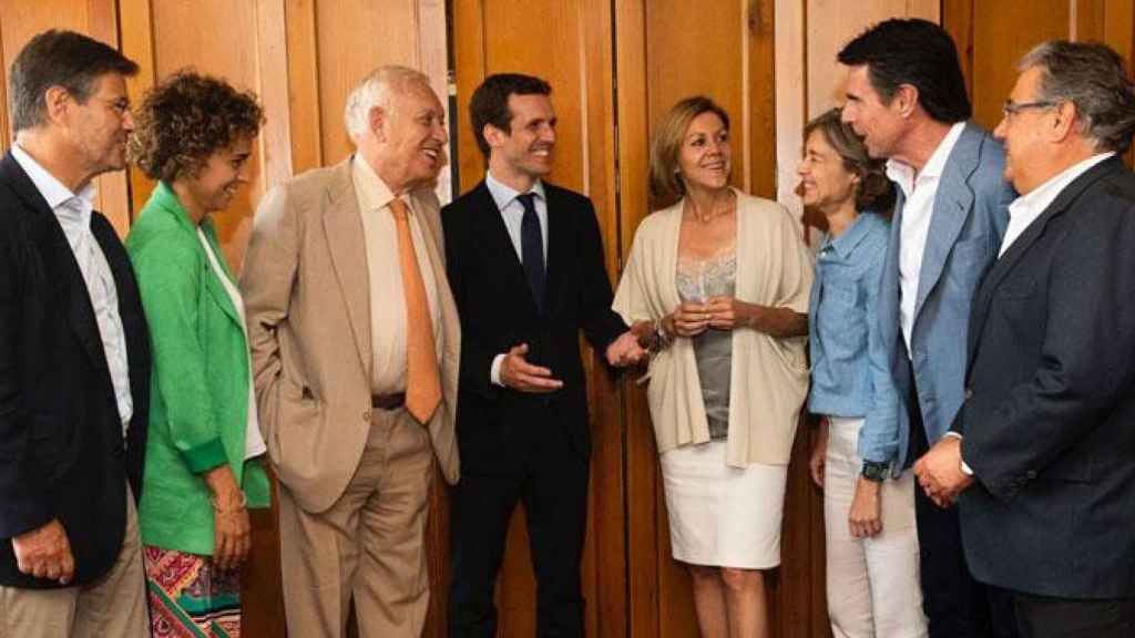 Pablo Casado con siete de los ocho exministros que han firmado el manifesto de apoyo / EUROPA PRESS