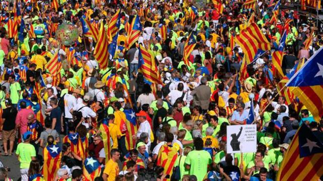 La manifestación independentista de la Diada en apoyo a l a legitimidad del referéndum  / EFE