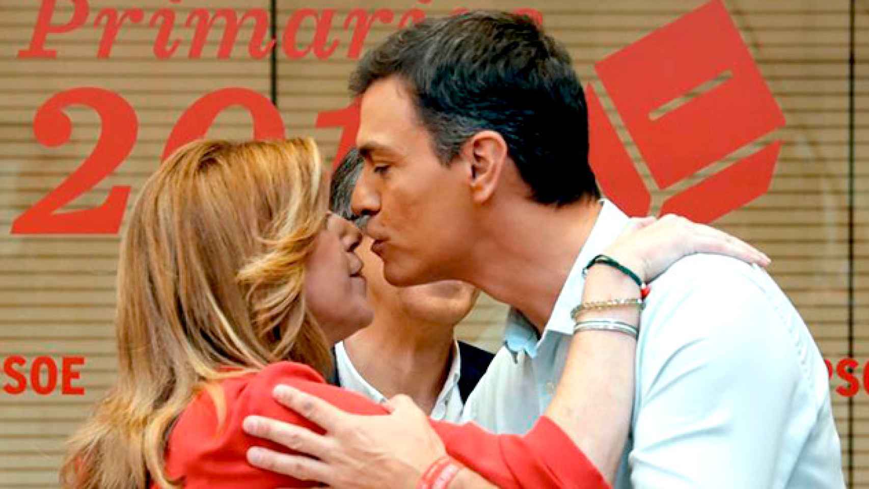 Los candidatos a la secretaría general del PSOE, Susana Díaz y Pedro Sánchez, se saludan en la sede del partido en la madrileña calle de Ferraz / EFE