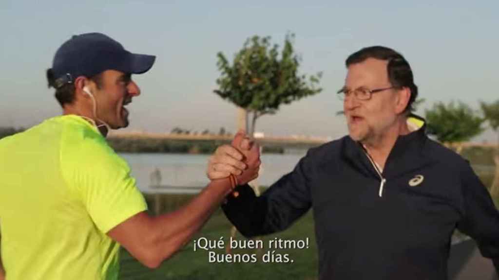 Captura del nuevo vídeo de precampaña de Rajoy, 'Caminando rápido por Badajoz'.