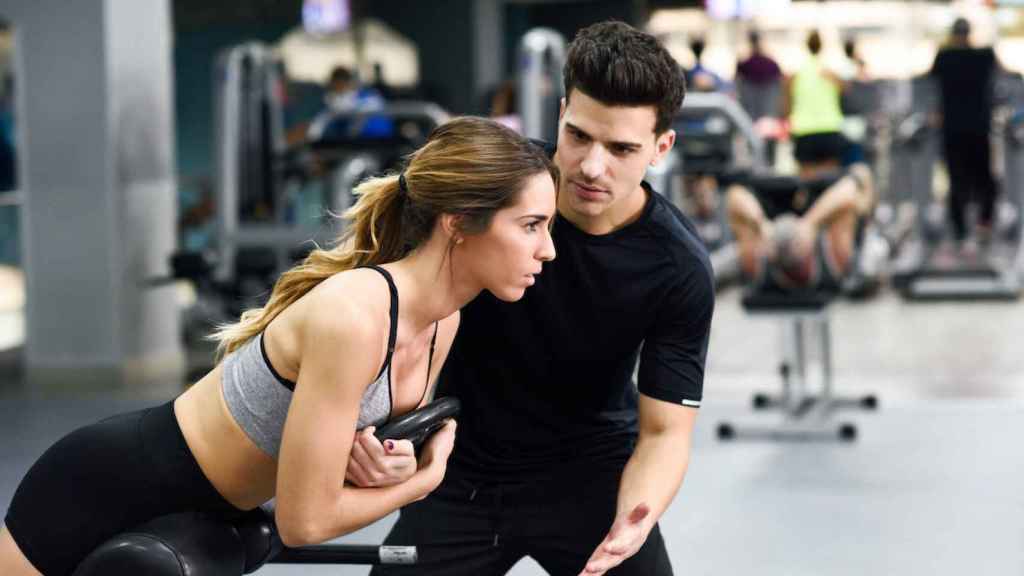 Entrenador personal en un gimnasio