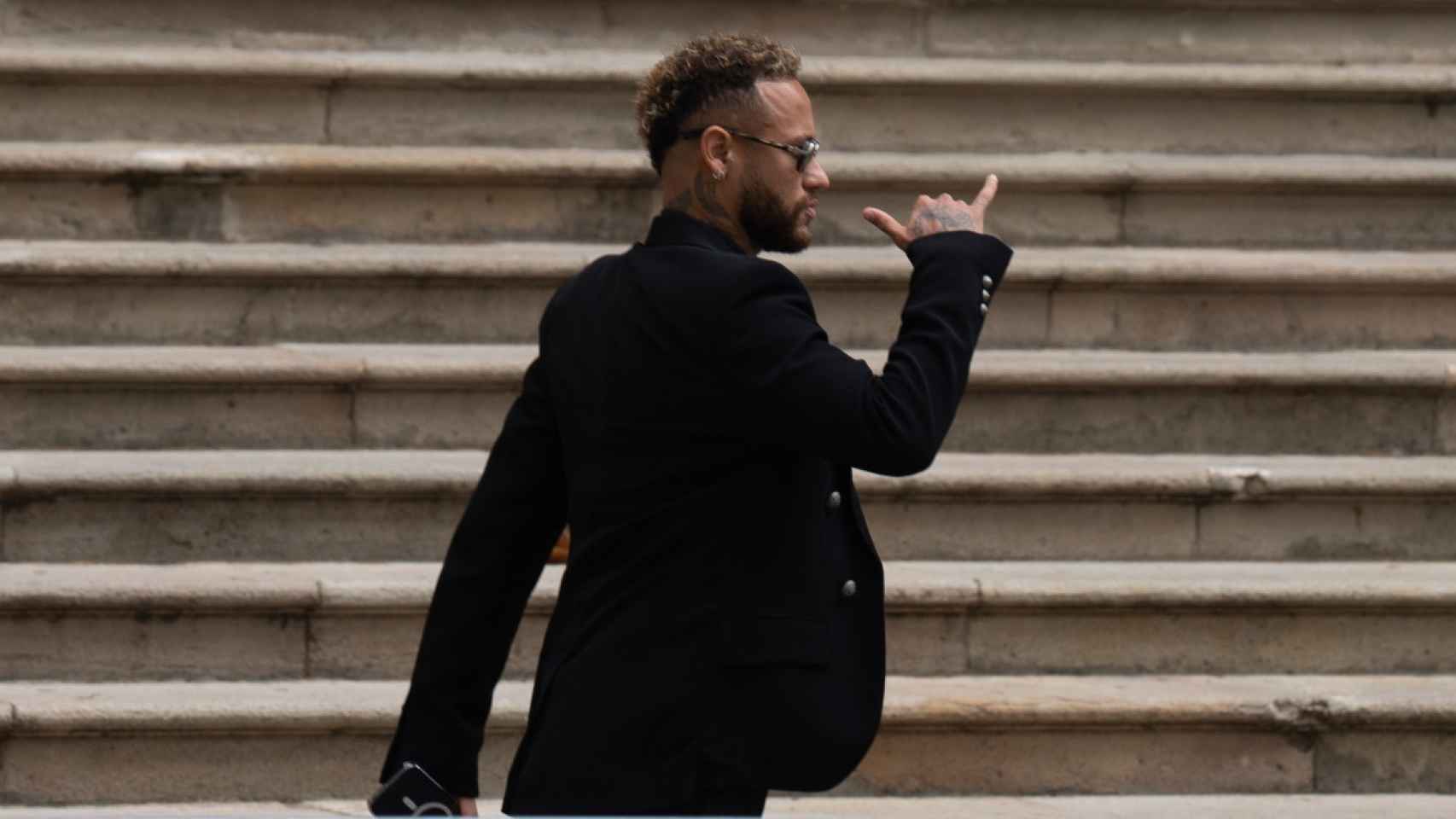 Neymar Jr., que declarará el martes, a su salida de la Audiencia de Barcelona / DAVID ZORRAKINO - EUROPA PRESS