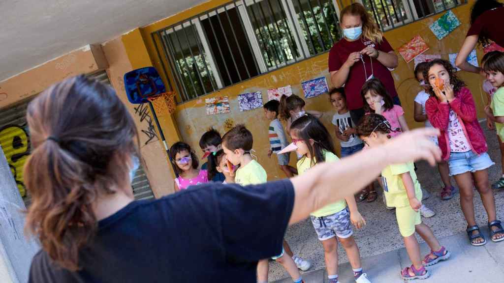 Una monitora realizando una actividad de verano, para las que Barcelona amplía el plazo para solicitar becas / EUROPA PRESS