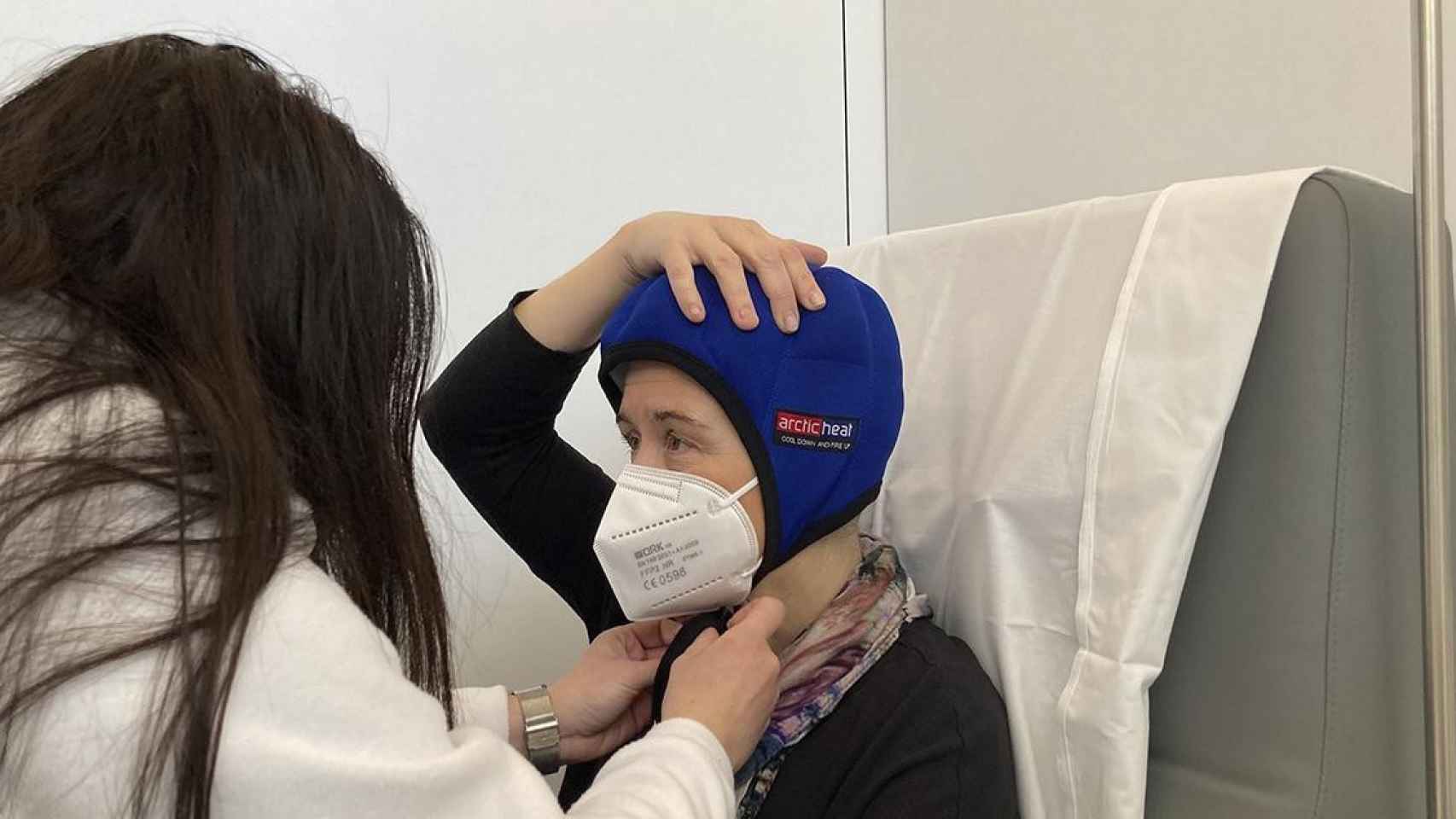 Una paciente con cáncer que utiliza los gorros hipotérmicos que ayudan a combatir la alopecia permanente / HOSPITAL DEL MAR