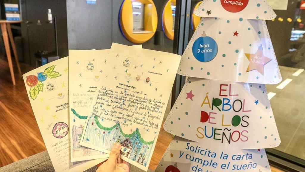 Cartas de Navidad escritas por los niños y niñas, en el marco de El Árbol de los Sueños de Caixabank  / CAIXABANK