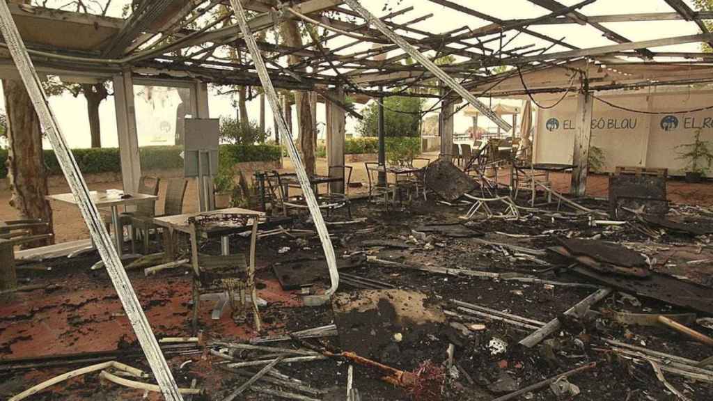 Estado en el que ha quedado la terraza del local afectado por el incendio / AJUNTAMENT DE BLANES