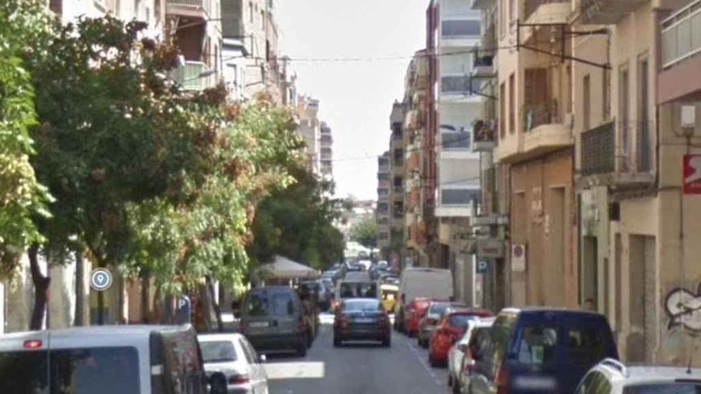 Calle de Alfred Perenya, en la que está el piso al que un ladrón entró por la ventana / MAPS