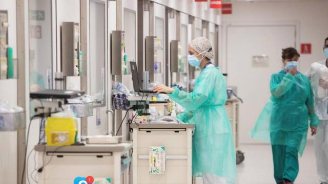 Una enfermera en una planta Covid en un hospital de Cataluña / EFE