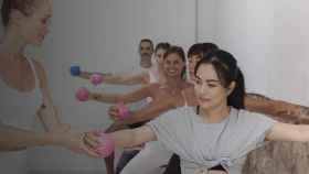 Sidonie da una clase de barre en su centro Barrefit Barcelona / BARREFIT BARCELONA