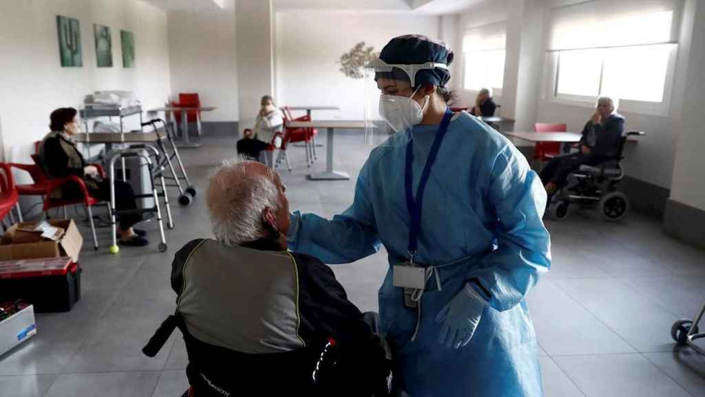 Una profesional realiza pruebas PCR a un hombre en una residencia de ancianos. Residencias / EFE