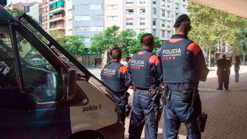 Tres agentes del Área Regional de Recursos Operativos (Arro) de los Mossos d'Esquadra / CME