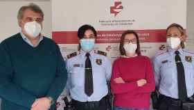 En la imagen, Antoni Torres y Marina Oriol, presidente y secretaria de Fefac, con dos agentes de los Mossos / FEFAC