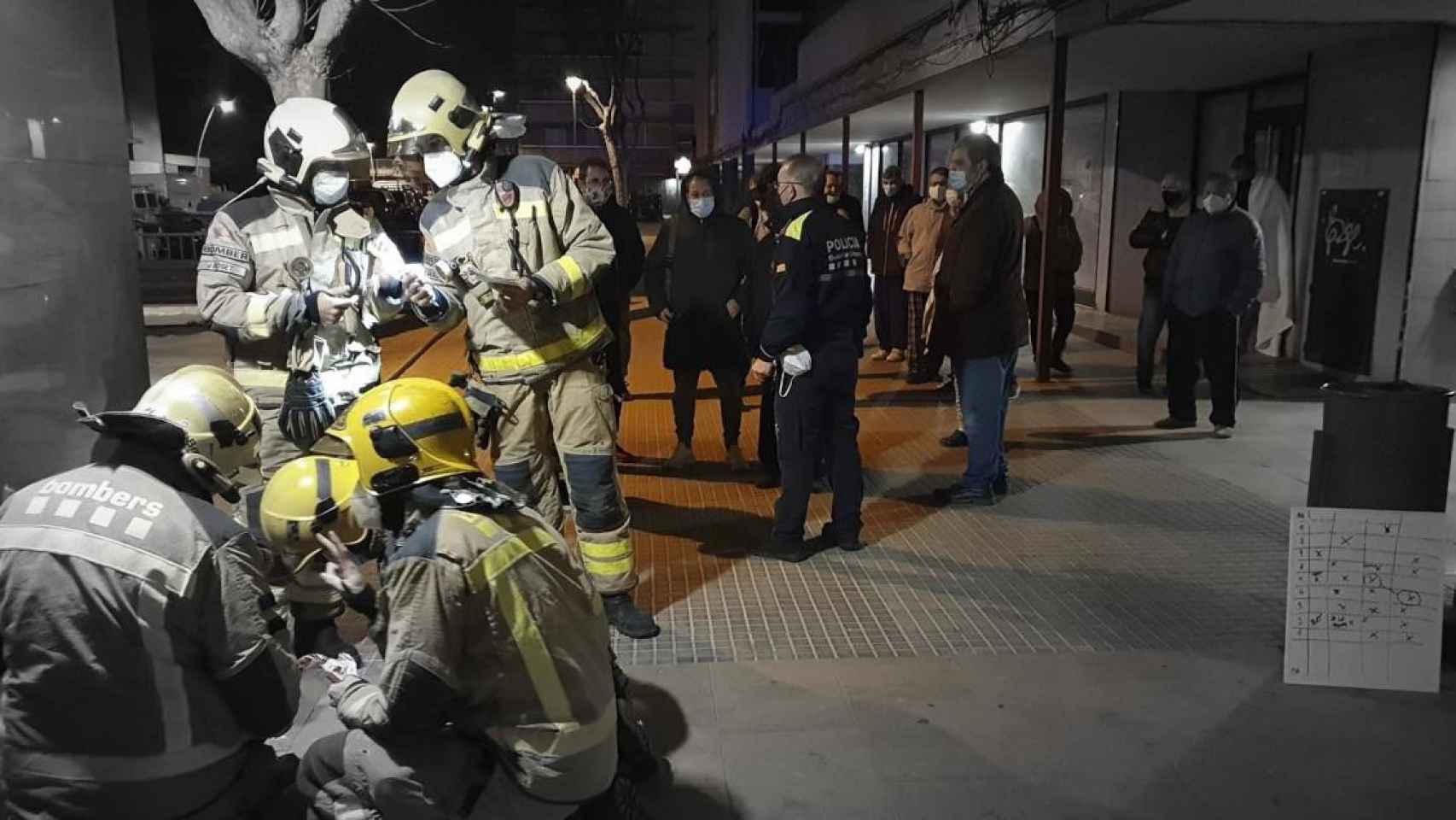 Los bomberos en el operativo para sofocar el incendio de Molins de Rei / GUARDIA URBANA DE MOLINS