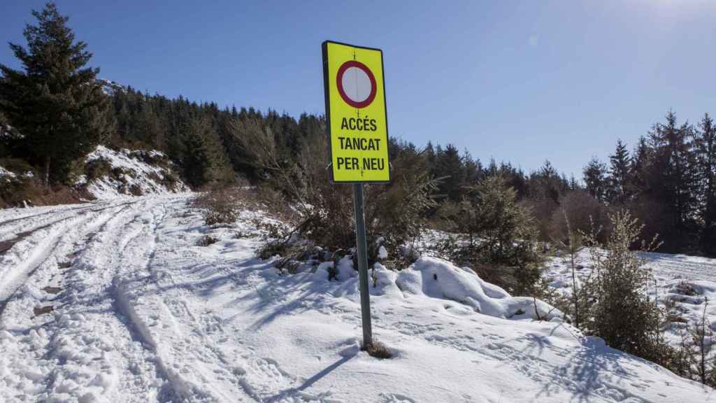 Una carretera de Cataluña, cortada por el temporal de viento y nieve / TRÀNSIT