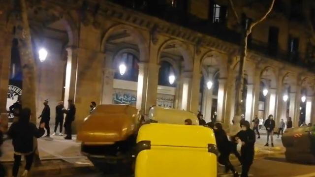 Altercados tras la protesta contra el toque de queda en Barcelona / BCNLEGENDS