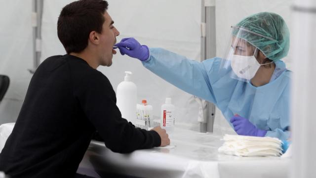 Una sanitaria le realiza un frotis bucal a un vecino de Ordizia para detectar si tiene coronavirus / EUROPA PRESS