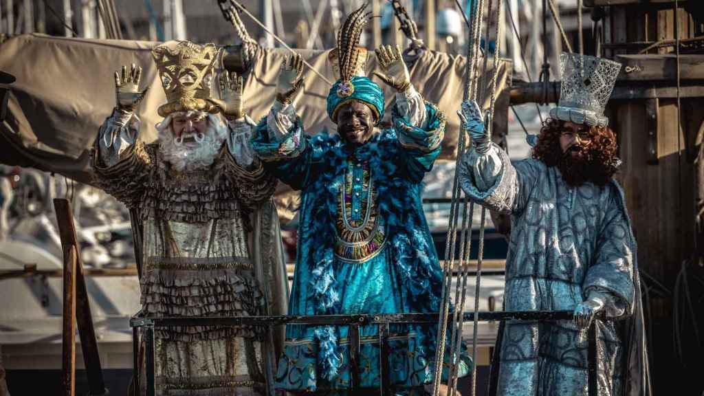 Los Reyes Magos a su llegada al puerto de Barcelona para la cabalgata / EUROPA PRESS