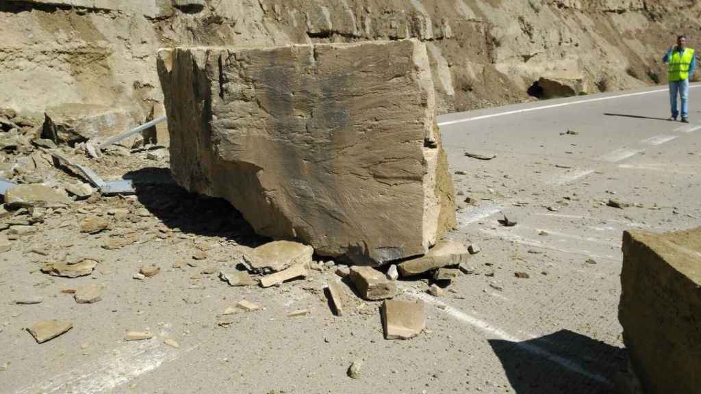 Una roca invade una carretera tras su desprendimiento / EP