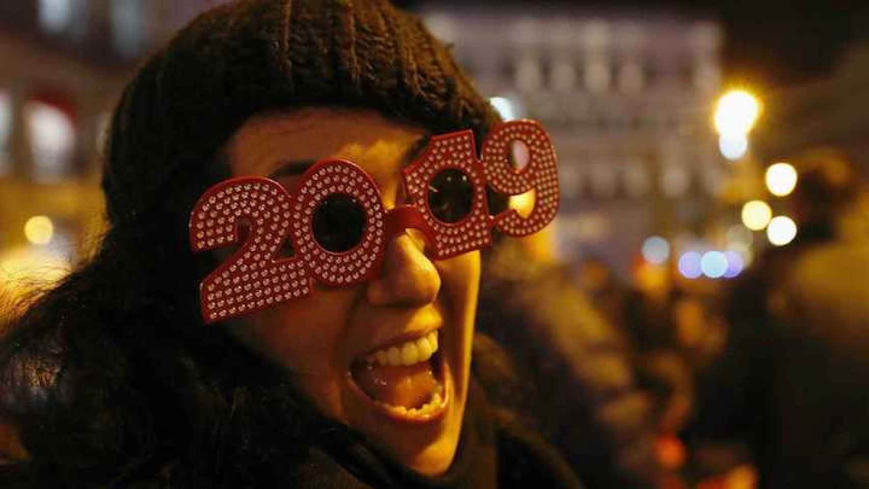 Una joven celebrando las 'preuvas' en la Puerta del Sol este domingo / EFE