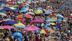 Turistas en una playa de la costa española en una imagen de archivo; el turismo cifra las pérdidas por el 'procés' / EFE