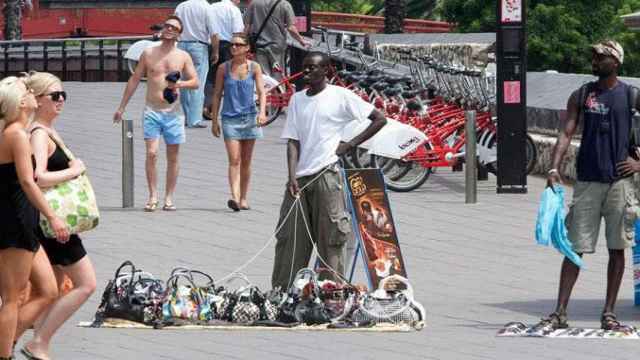 Un mantero vende objetos falsificados en el centro de Barcelona / EFE