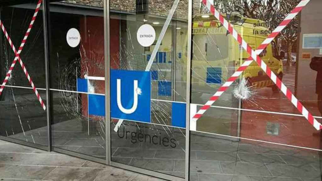 La puerta de las urgencias de la Fundació Sant Hospital de La Seu, destrozada a martillazos / CG