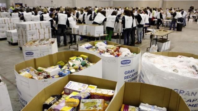 Cajas con alimentos y voluntarios del Gran Recapte de 2016