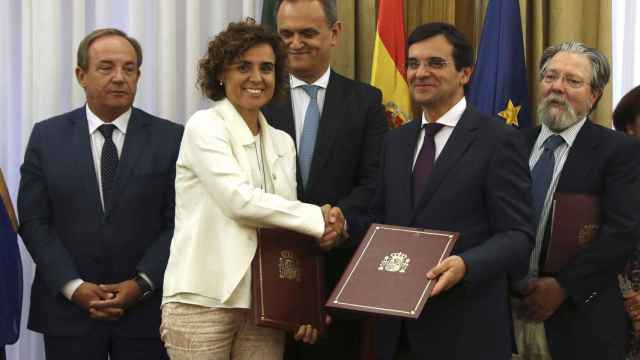 La ministra de Sanidad, Dolors Montserrat, con su homólogo portugués, Adalberto Campos, tras la firma del acuerdo / EFE