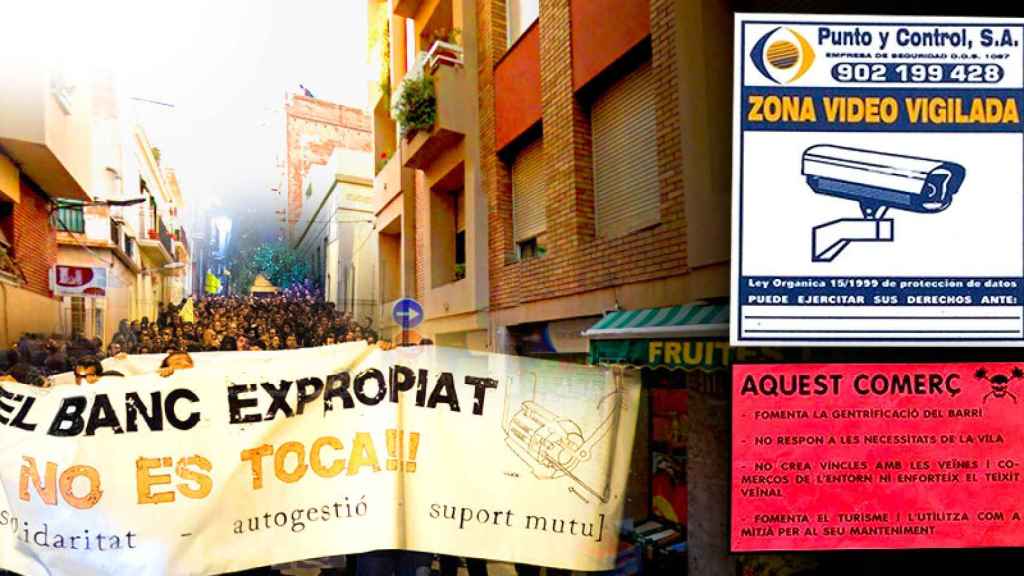 Los 'okupas' del Banco Expropiado de Barcelona por una calle de Gràcia. A la derecha, el panfleto marca la fachada de un negocio turístico vecino.