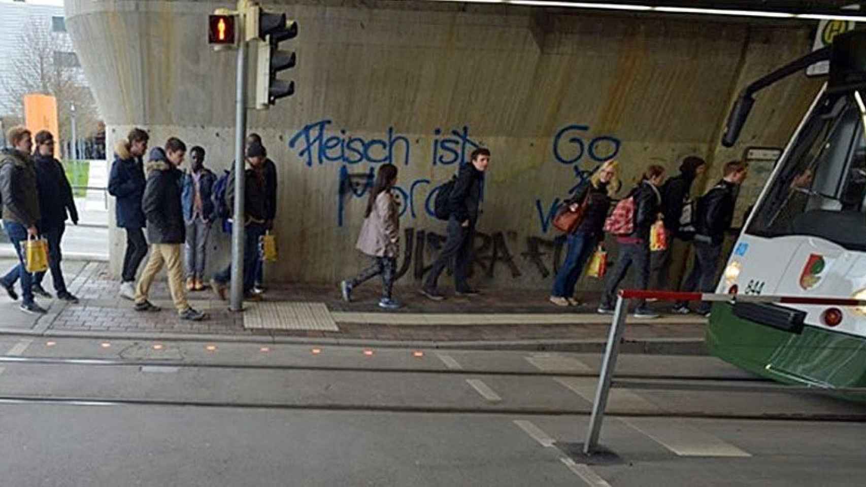 Semáforos instalados en el suelo, en Augsburgo (Alemania).