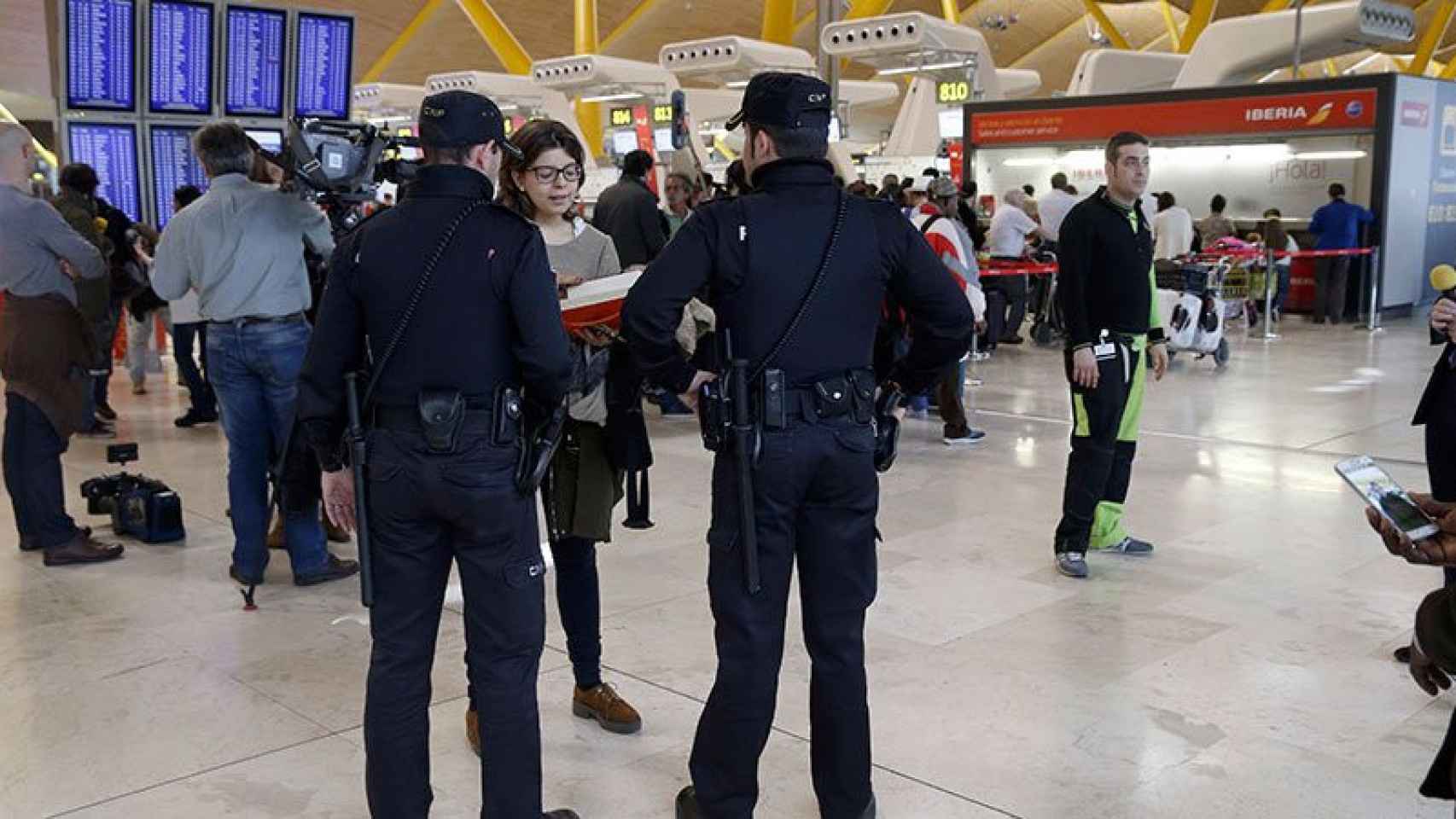 La policía española ha aumentado la vigilancia en los aeropuertos del país.