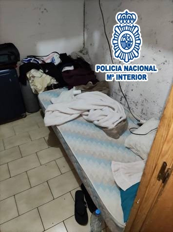 Habitáculo en el que vivía uno de los empleados del propietario, ubicado en la trastienda de uno de los establecimientos / POLICÍA NACIONAL