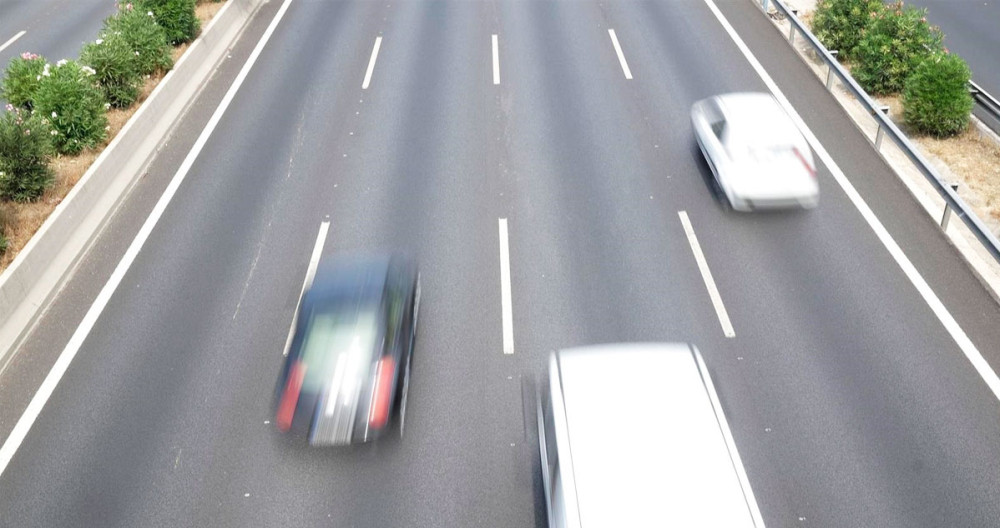 Vehículos pasan por debajo de un puente en la autopista AP-7 / EP