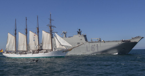 El buque escuela Juan Sebastián Elcano, con el rey Felipe VI a bordo, junto al buque anfibio portaeronaves Juan Carlos I en aguas de Sanlúcar de Barrameda (Cádiz) / EFE