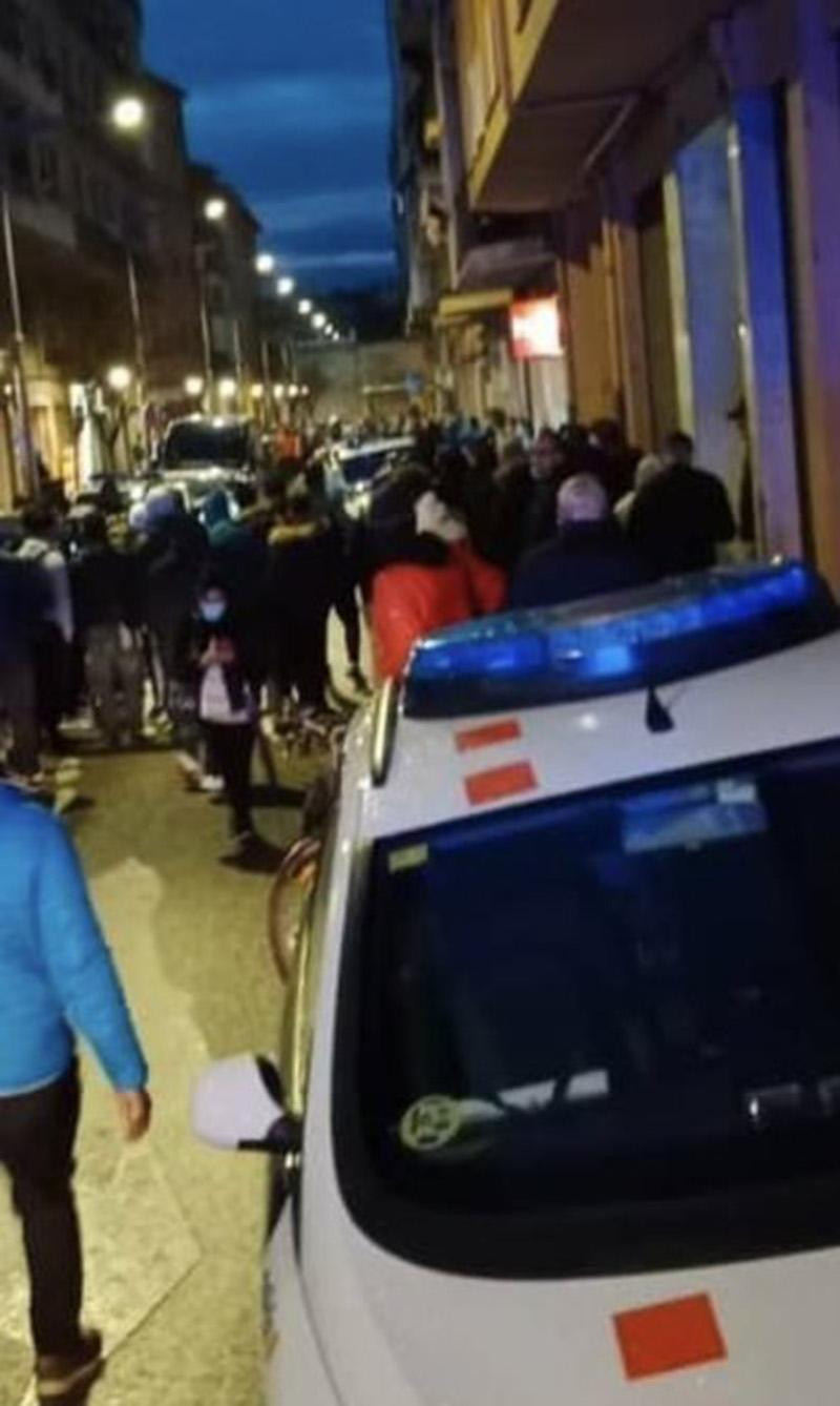 Intento de okupación en Salt (Girona) donde se vivieron momentos de gran tensión

El suceso, adelantado por representantes sindicales de los mossos, se registró sobre las siete y media de la tarde de ayer en la calle Doctor Ferran de Salt, cuando dos jóvenes, un hombre de 27 y una mujer de 34 años, intentaron ocupar un piso.