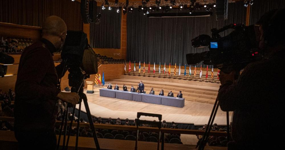 El Rey antes de iniciar su discurso en la entrega de despachos / PABLO MIRANZO