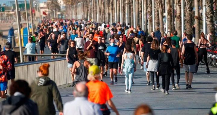 Gente en la Barceloneta en plena pandemia de coronavirus / EFE