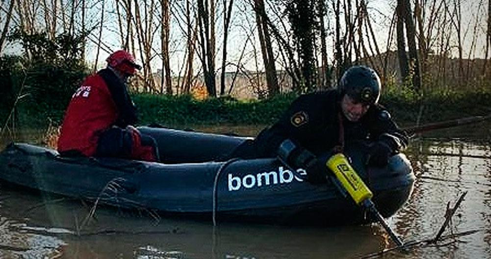 Equipo de emergencias buscando al desaparecido en el pantano de Sils / MOSSOS